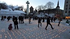 Lidé v Talinu vzpomínají na Estonce, které Sověti deportovali na Sibiři po... Lidé v Talinu vzpomínají na Estonce, které Sověti deportovali na Sibiři po...
