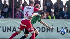 Lukáš Kuhnel z Pardubic (vlevo) a jablonecký Dominik Breda bojují o míč v... Lukáš Kuhnel z Pardubic (vlevo) a jablonecký Dominik Breda bojují o míč v...