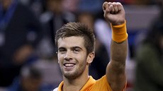 Chorvat Borna Čorič se raduje z vítězství nad Rogerem Federerem v semifinále... Chorvat Borna Čorič se raduje z vítězství nad Rogerem Federerem v semifinále...
