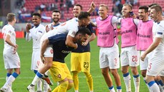 etí fotbalisté se radují z vítzství 2:1 nad Slovenskem.