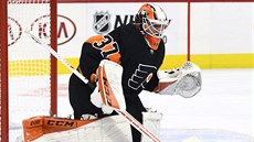 Brankář Philadelphie Brian Elliott vyčkává ve střehovém postavení v duelu NHL... Brankář Philadelphie Brian Elliott vyčkává ve střehovém postavení v duelu NHL...