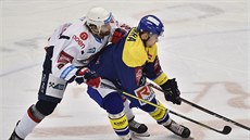 Jaroslav Mrázek z Chomutova (vlevo) brání zlínského útočníka Štěpána Fryšaru. Jaroslav Mrázek z Chomutova (vlevo) brání zlínského útočníka Štěpána Fryšaru.