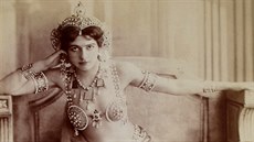 Vznáší se nad ní aureola snad nejznámější špionky. Femme fatale, podmanivé ženy... Vznáší se nad ní aureola snad nejznámější špionky. Femme fatale, podmanivé ženy...