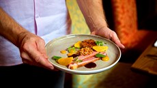 Kachní prsa s kachními játry foie gras v La Verandě – inspirace ze Singapuru Kachní prsa s kachními játry foie gras v La Verandě – inspirace ze Singapuru