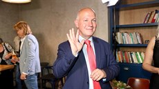 Pavel Fischer sleduje ve svém pražském volebním štábu průběžné výsledky druhého... Pavel Fischer sleduje ve svém pražském volebním štábu průběžné výsledky druhého...