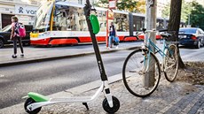 Centrum Prahy zaplavili turisté na elektrických koloběžkách (12. října 2018) Centrum Prahy zaplavili turisté na elektrických koloběžkách (12. října 2018)