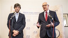 Nově zvolení senátoři Marek Hilšer (vlevo) a Jiří Drahoš oznámili vstup do... Nově zvolení senátoři Marek Hilšer (vlevo) a Jiří Drahoš oznámili vstup do...