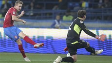 Ukrajinský branká Andrij Pjatov zasahuje proti velké anci eského fotbalisty...