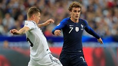 Francouzský útoník Antoine Griezmann (vpravo) v akci bhem utkání fotbalové...