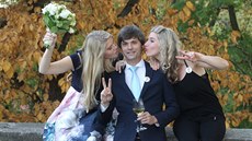 Marek Hilšer oslavil zvolení senátorem na svatbě své sestry Barbory (vlevo). Marek Hilšer oslavil zvolení senátorem na svatbě své sestry Barbory (vlevo).
