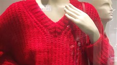 Oversized svetr se spadlým rukávem a malá kabelka přes rameno, obojí v trendy... Oversized svetr se spadlým rukávem a malá kabelka přes rameno, obojí v trendy...