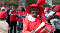 Žena protestuje proti vládě prezidenta Roberta Mugabeho. (16. července 2016) Žena protestuje proti vládě prezidenta Roberta Mugabeho. (16. července 2016)