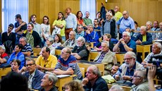 Zastupitelský sál na budějovické radnici byl při projednávání parkovacích zón... Zastupitelský sál na budějovické radnici byl při projednávání parkovacích zón...