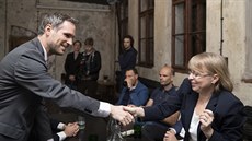 Kandidát Pirátů na primátora Prahy Zdeněk Hřib a dvojka kandidátka Spojených... Kandidát Pirátů na primátora Prahy Zdeněk Hřib a dvojka kandidátka Spojených...