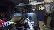 Zničenou restauraci si fotí její majitel Ali Tulasoglu (18.10.2018) Zničenou restauraci si fotí její majitel Ali Tulasoglu (18.10.2018)