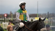 Leighton Aspell na koni Many Clouds, se kterým v roce 2015 vyhrál Velkou... Leighton Aspell na koni Many Clouds, se kterým v roce 2015 vyhrál Velkou...