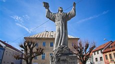Socha Mistra Jana Husa na Husově náměstí v Ledči nad Sázavou. Socha Mistra Jana Husa na Husově náměstí v Ledči nad Sázavou.