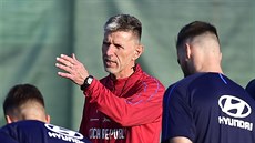 Trenér Jaroslav Šilhavý uděluje pokyny hráčům na tréninku české fotbalové... Trenér Jaroslav Šilhavý uděluje pokyny hráčům na tréninku české fotbalové...