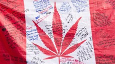 Kanadská vlajka podepsali lidi podporující nový kanadský zákon o legalizaci... Kanadská vlajka podepsali lidi podporující nový kanadský zákon o legalizaci...
