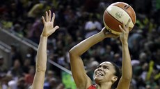 Kristi Toliverová z Týmu Washington Mystics střílí přes bránící Sue Birdovou ze... Kristi Toliverová z Týmu Washington Mystics střílí přes bránící Sue Birdovou ze...
