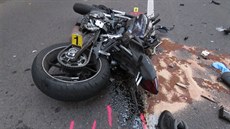 Motorkář podlehl těžkým zraněním v nemocnici. Motorkář podlehl těžkým zraněním v nemocnici.