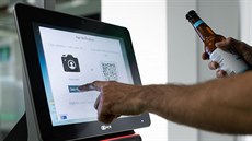 Samoobslužná pokladna firmy NCR vybavená systémem na rozpoznávání věku z... Samoobslužná pokladna firmy NCR vybavená systémem na rozpoznávání věku z...