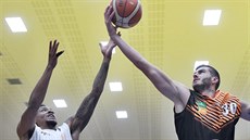 Marko Stevanovič (vpravo) z Ústí nad Labem zakončuje na koš Gliwic kolem Briana... Marko Stevanovič (vpravo) z Ústí nad Labem zakončuje na koš Gliwic kolem Briana...