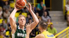 Martin Gniadek (vpravo) z Opavy brání Haukura Palssona z Nanterre.