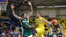 Jakub Šiřina (vpravo) z Opavy najíždí ke koši Nanterre kolem Juliana Gamblea. Jakub Šiřina (vpravo) z Opavy najíždí ke koši Nanterre kolem Juliana Gamblea.