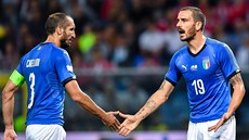 Leonardo Bonucci (vpravo) a Giorgio Chiellini z Itálie bhem zápasu s Ukrajinou.