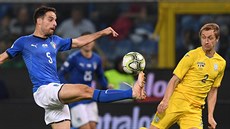 Giacomo Bonaventura (vlevo) z Itálie bhem duelu s Ukrajinou.