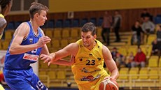 Lukáš Palyza (vpravo) z Olomoucka útočí přes Filipa Petruželu z USK Praha. Lukáš Palyza (vpravo) z Olomoucka útočí přes Filipa Petruželu z USK Praha.