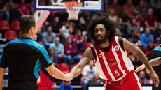 Pardubický křídelník Dwayne Benjamin se zdraví s rozhodčím. Pardubický křídelník Dwayne Benjamin se zdraví s rozhodčím.