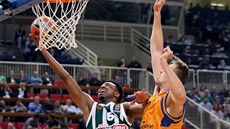 Ondřej Balvín (ve žlutém) z Gran Canarie se marně snaží zastavit Keitha... Ondřej Balvín (ve žlutém) z Gran Canarie se marně snaží zastavit Keitha...