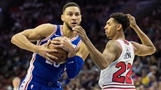 Ben Simmons (vlevo) z Philadelphie útoí kolem Camerona Paynea z Chicaga.