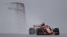 Sebastian Vettel z Ferrari pi tréninku na Velkou cenu USA