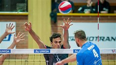 Budějovický volejbalista Max Staples (v černém dresu) z Austrálie se snaží... Budějovický volejbalista Max Staples (v černém dresu) z Austrálie se snaží...