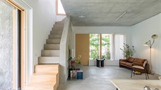 Hravost nechybí ani vybavení domu: betonové schodit do patra je zásti...
