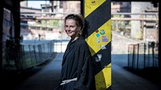 I když Lada Vyvialová sídlí mimo hlavní centra módního života, získala věhlas... I když Lada Vyvialová sídlí mimo hlavní centra módního života, získala věhlas...