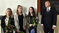 Statečné dívky ocenil starosta Ostravy-Jihu Martin Bednář. Statečné dívky ocenil starosta Ostravy-Jihu Martin Bednář.