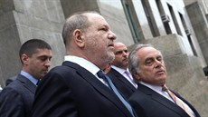 Filmový producent Harvey Weinstein ped budovou soudu v New Yorku spolu s jeho...