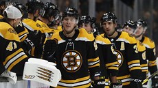 David Pastrňák přijímá po gólu gratulace spoluhráčů z Bostonu. David Pastrňák přijímá po gólu gratulace spoluhráčů z Bostonu.