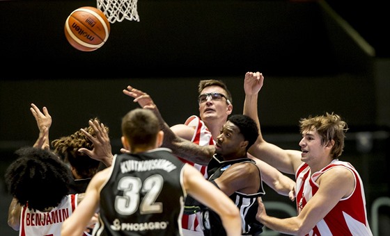 Pardubit basketbalist (v ervenoblm) Ondej Kohout (vpravo), Radek Neas...