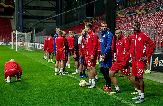 Fotbalisté Slavie pi tréninku v Kodani, kde se chystají na zápas Evropské ligy.