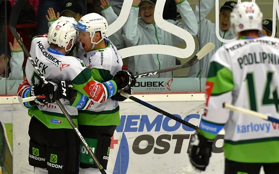 Karlovartí hokejisté se radují z gólu do sít Olomouce.
