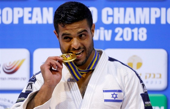 Izraelský judista Sagi Muki pózuje se zlatou medailí.