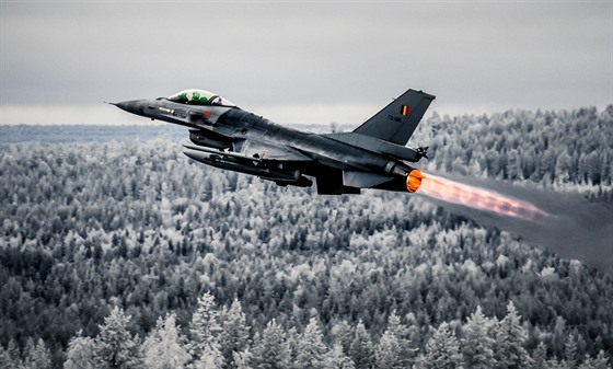 Cviení Trident Juncture 2018 v Norsku. Belgický letoun F-16