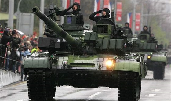 Pehlídku zahájil prezident Václav Klaus, po nm nastoupily útvary pchoty. Ty vystídala vojenská technika vetn tank T-72M4 CZ (na snímku).