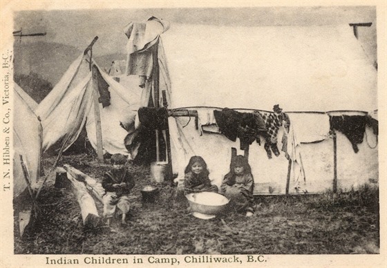 Tábor pro dti indián v kanadské provincii Britská Kolumbie. Snímek pochází z...
