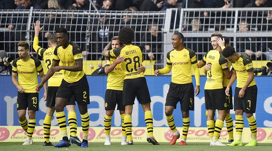 Fotbalisté nmeckého Dortmundu oslavují vselenou branku.